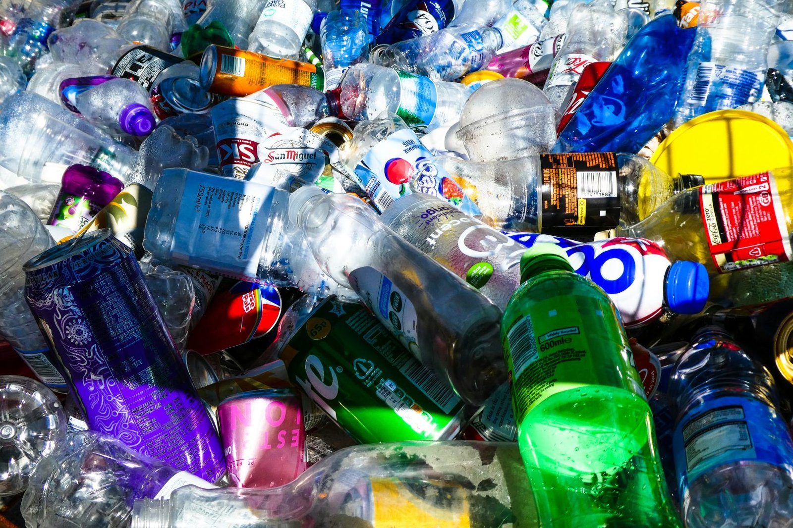 Botellas y latas plásticas acopiadas para reciclar