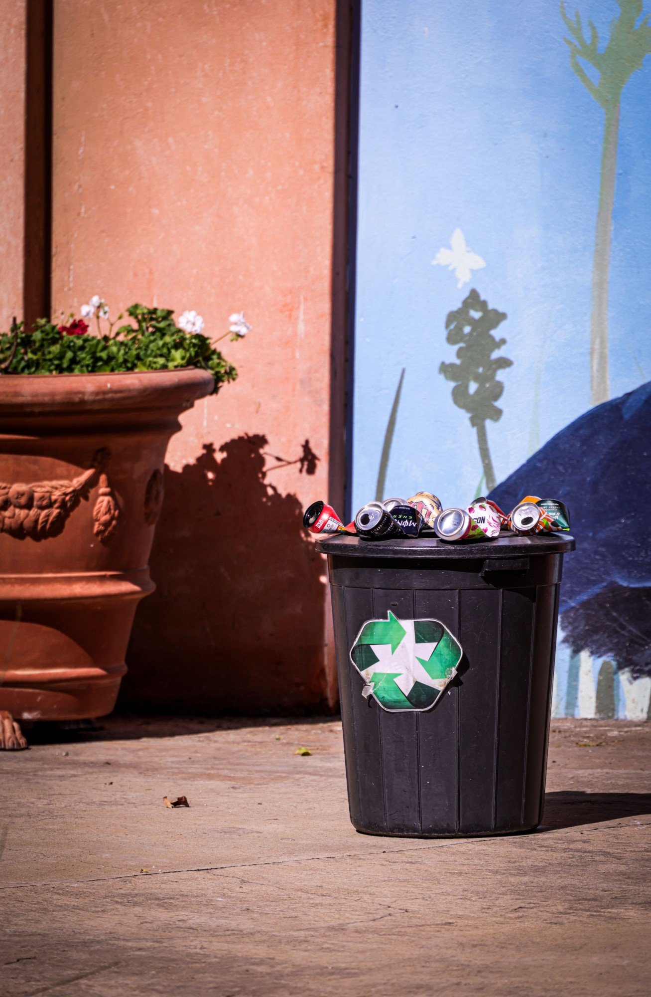 Contenedor de reciclaje en la vía pública